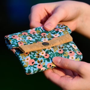 Rosa Chambray Mini Portefeuille, Rifle Paper Co Fabric & Vegan Cork Credit Card Holder, Petit portefeuille avec fente pour carte et pochette à pièces, cadeau pour elle