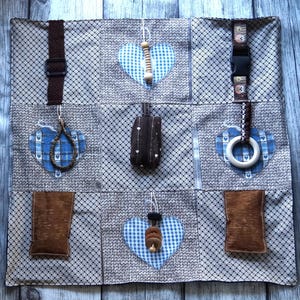 Può includere: Una tazza di ceramica bianca con manico nero e la scritta "But First, Coffee" in grassetto nero. La tazza è posta su uno sfondo neutro, evidenziando il suo design semplice.