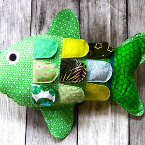 Puede incluir: Un juego de tres tazas de cerámica con un acabado mate moteado. Las tazas son de color crema, gris claro y gris oscuro. Cada taza tiene un diseño simple y minimalista, ideal para café o té.