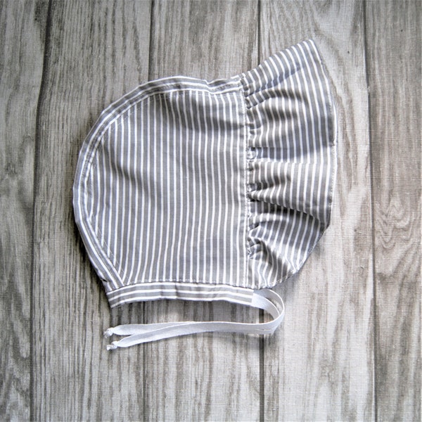 Babyhaube Grundfarbe grau weiß gestreift  Baumwolle Kindermütze Hut Sonnenhut Bonnet Taufe Sonnenhaube Sommermütze Cappy Schirmmütze