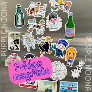 Puede incluir: Una colección de coloridos imanes para nevera con varios diseños, incluyendo personajes de dibujos animados, botellas y texto. Los imanes presentan frases como "Fridge magnets", "Cotta make that MONEY", y "You walk like a duck, B*tch!".