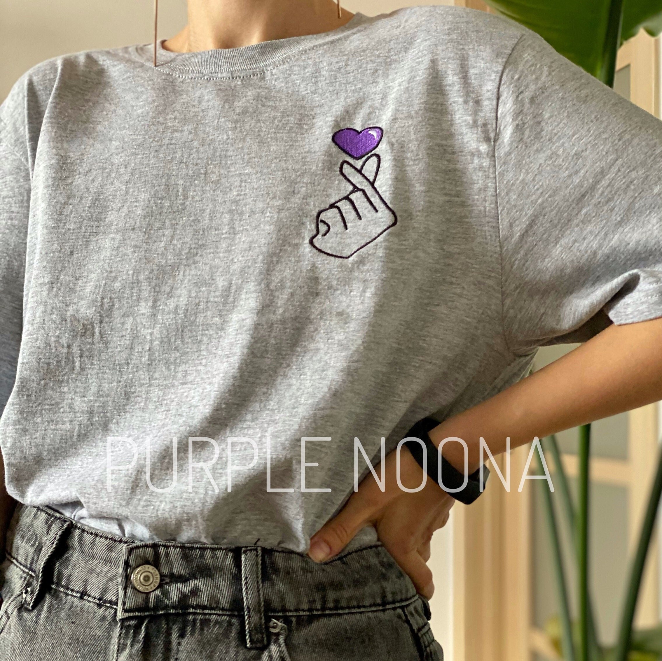 Embroidered Finger Heart T-shirt Kpop 
