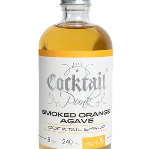 Puede incluir: Una botella de vidrio transparente de jarabe de c&oacute;ctel de agave y naranja ahumada "Cocktail & Punk". La etiqueta es blanca con detalles y texto en naranja. La botella contiene 240 ml de jarabe.