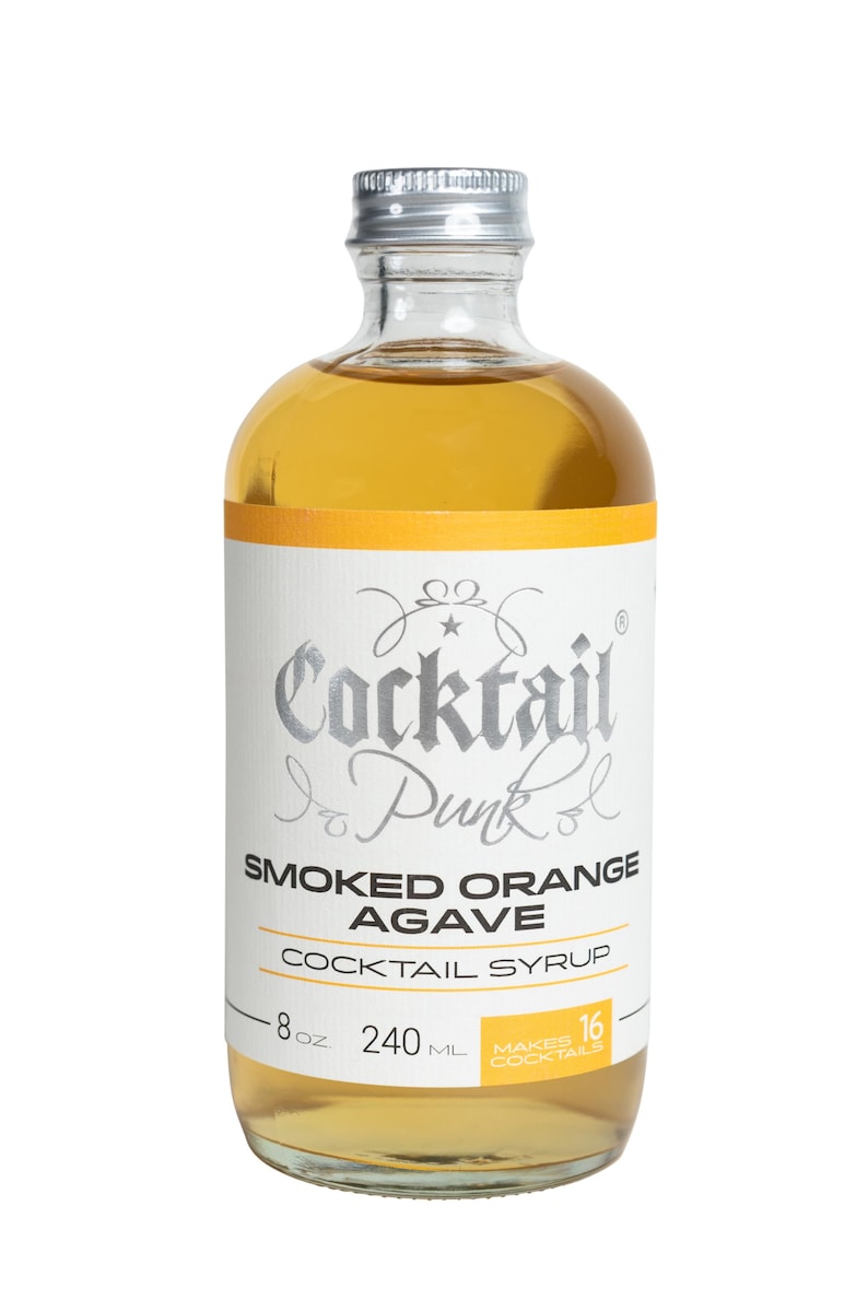 Puede incluir: Una botella de vidrio transparente de jarabe de c&oacute;ctel de agave y naranja ahumada "Cocktail & Punk". La etiqueta es blanca con detalles y texto en naranja. La botella contiene 240 ml de jarabe.