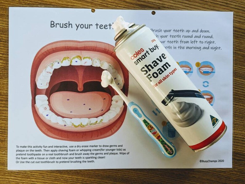 K&ouml;nnte beinhalten: Eine wei&szlig;e Dose Coles Smart Buy Rasierschaum f&uuml;r alle Hauttypen, eine blaue Zahnb&uuml;rste mit einem wei&szlig;en B&uuml;rstenkopf und eine bunte Illustration eines Mundes mit Z&auml;hnen. Die Illustration zeigt wei&szlig;en Schaum auf den Z&auml;hnen und schwarze Punkte, die Keime darstellen. Der Text auf der Dose lautet "Coles Smart Buy Rasierschaum f&uuml;r alle Hauttypen".