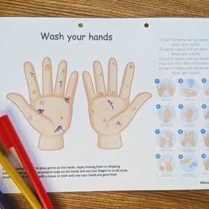 K&ouml;nnte beinhalten: Ein druckbares Diagramm mit Anweisungen zum H&auml;ndewaschen. Das Diagramm enth&auml;lt eine Comic-Hand mit Keimen darauf und eine Reihe von Schritten, die zeigen, wie man sich richtig die H&auml;nde w&auml;scht. Der Text auf dem Diagramm lautet "H&auml;nde waschen" und "Wenn du gl&uuml;cklich bist und es wei&szlig;t, wasche dir die H&auml;nde!"