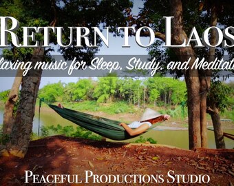 Op de afbeelding: Een vrouw ontspant in een hangmat met uitzicht op een rivier, omringd door weelderige groene bomen. De tekst "RETURN TO LAOS Relaxing music for Sleep, Study, and Meditation PEACEFUL PRODUCTIONS STUDIO" wordt weergegeven op de afbeelding.