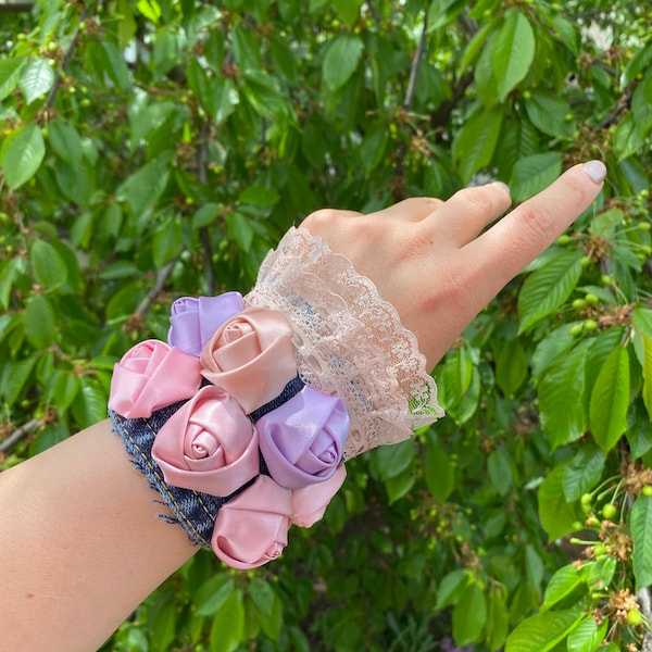 Bracelet manchette bleu en denim, bracelet en tissu jeans, manchette en denim large bleu foncé, bracelet jean bleu Boho avec dentelle Recycle le denim large bleu foncé