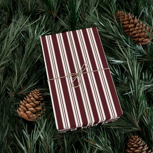 Carta da regalo natalizia a righe bordeaux scuro - ecologica - unisex per San Valentino - rotolo di carta da regalo di Natale minimalista - fattoria moderna