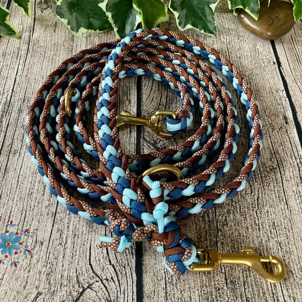 Braided dog leash handmade from paracord in the color combination BlueberryMuffin, different lengths, customizable
