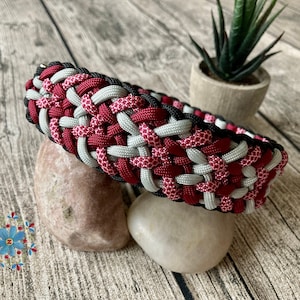Braided dog collar handmade from paracord in the color combination RedRose, customizable