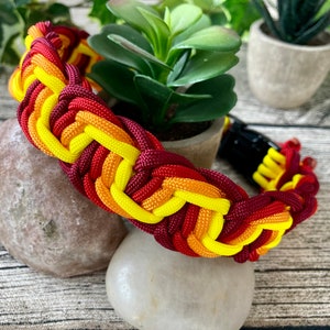 Braided dog collar handmade from Paracord in color combination FireStorm, customizable