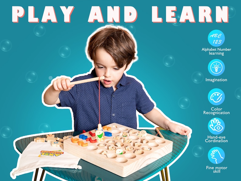 K&ouml;nnte beinhalten: Ein Kind spielt mit einem Angelspiel aus Holz. Das Spielbrett hat Aussparungen f&uuml;r Fische und Holzbl&ouml;cke. Das Bild enth&auml;lt den Text "PLAY AND LEARN" und Symbole f&uuml;r Alphabet, Vorstellungskraft, Farberkennung, Hand-Augen-Koordination und Feinmotorik.