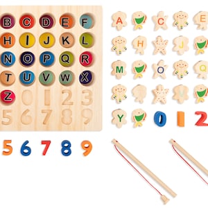 K&ouml;nnte beinhalten: Holz-Lernspielzeug-Set mit einem Holzbrett mit Buchstaben und Zahlen sowie magnetischen Angelspielteilen in Form von Fischen und Seesternen. Enth&auml;lt zwei Angelruten aus Holz mit roten Schn&uuml;ren.