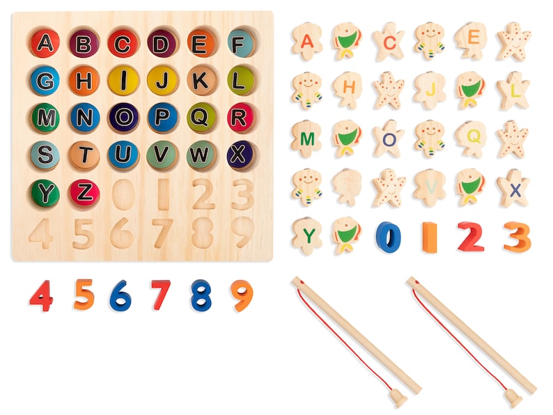 K&ouml;nnte beinhalten: Holz-Lernspielzeug-Set mit einem Holzbrett mit Buchstaben und Zahlen sowie magnetischen Angelspielteilen in Form von Fischen und Seesternen. Enth&auml;lt zwei Angelruten aus Holz mit roten Schn&uuml;ren.