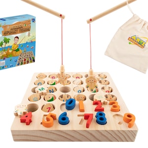 K&ouml;nnte beinhalten: Holz-Alphabet-Angelspiel mit hellbrauner Holzbasis, bunten Buchstaben, Zahlen und Meerestierformen. Enth&auml;lt zwei Angelruten aus Holz und einen Stoffbeutel mit dem Text "Axel Adventures". Auf der Box steht "Wooden Alphabet Fishing".