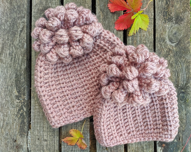 Crochet beanie hat pattern with a crochet pompom. Super chunky yarn pattern with step by step photo and video tutorial.