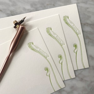 Ensemble de cartes de correspondance botaniques | Fougère, Ginkgo, Papillon de nuit, Flore, Illustrations, Typographie, Papeterie, Enveloppes, Fantastique, Vert, A7, Carte de voeux