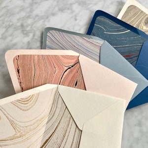 Gemarmerd papier boekdruk briefpapier | Notitiekaarten, enveloppen, bedankkaarten, voering, modern, A2, marmer, metallic, mot, vlinder