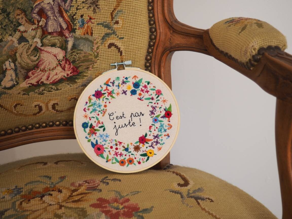 Phrase Fétiche Brodée Dans Couronne de Fleurs