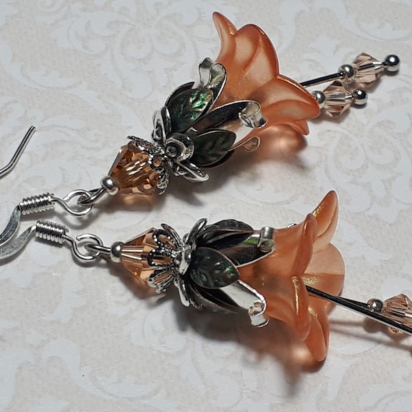 Boucles d'oreilles florales orange pâle, boucles d'oreilles fleur, boucles d'oreilles pendantes vintage bronze antique, boucles d'oreilles fleur de fée, boucles d'oreilles pêche