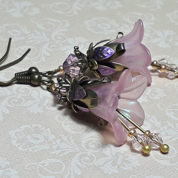 Boucles d'oreilles florales roses et vertes scintillantes, boucles d'oreilles fleurs, boucles d'oreilles pendantes vintage bohème, boucles d'oreilles fleurs féeriques, boucles d'oreilles en bronze antique