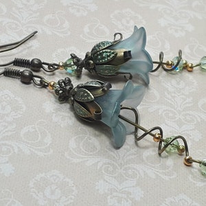 Pendientes botánicos verdes iridiscentes, colgantes bohemios en espiral con cristales, joyería de flores de hadas.