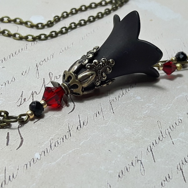Collier gothique fleurs noires, cristal rouge et bronze antique, bijoux vintage victoriens
