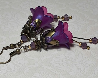 Pendientes colgantes vintage de flores fucsia, joyas moradas y de bronce antiguo, colgantes caprichosos de estilo Fairycore.