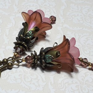 Pendientes colgantes de flores antiguas en marrón rosado y rosa, estilo vintage, de bronce.