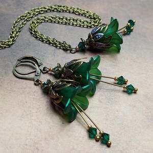 Emerald Green Jewelry Set - Vintage Floral Earrings And Necklace - Fairy Dangles