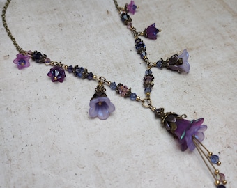 Collar colgante con múltiples flores moradas, joyería estilo vintage Fairycore, colgante floral bohemio.