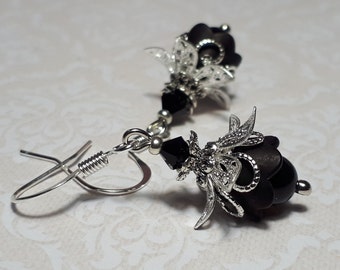 Pendientes colgantes de flor gótica diminuta, joyería de perla negra y plata, con cristales de filigrana.