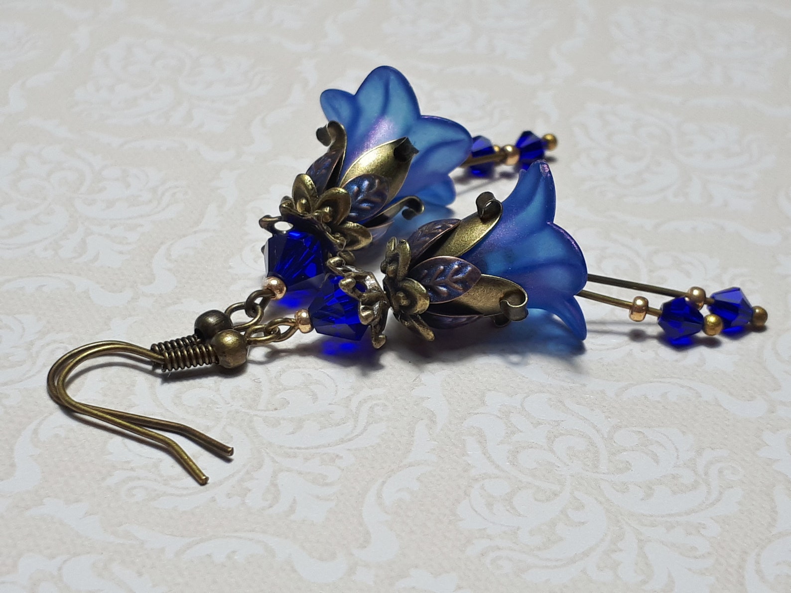Vintage Embossed Flower Blue Circle Vacation Silver Earrings