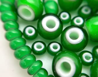 Cuentas de cristal checo vintage con forma de corazón blanco y verde trébol (2 variantes) (GCG62)