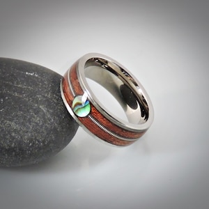 Ring i titan och trä för gitarrsträngar - Skräddarsydd handgjord ring i abalone och trä - Ring i böjt trä - Vigselring i trä - Vigselring i trä