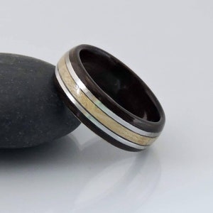 Handgemaakte houten ring. Ontwerp je eigen aangepaste dubbele ring van gebogen hout met zilveren inleg. Natuurlijke houten band