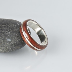 Handgemaakte sterlingzilveren houten ring. Ontwerp je op maat gemaakte houten ring van gebogen hout met koperen, messing of zilveren inleg. Natuurlijk hout