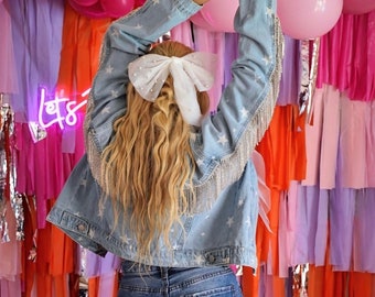 Jaqueta jeans personalizada com strass, jaqueta personalizada, camisa com strass, shorts com strass, jaqueta da NFL, jaqueta para noiva, jaqueta para despedida de solteira