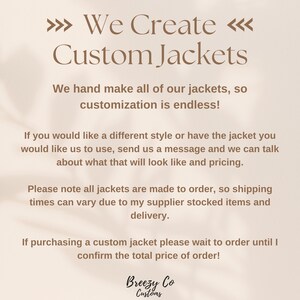 Pode incluir: Texto em fundo bege: "Criamos jaquetas personalizadas". O texto enfatiza a cria&ccedil;&atilde;o de jaquetas personalizadas, com personaliza&ccedil;&atilde;o infinita. O logotipo Breezy Co Customs est&aacute; na parte inferior.