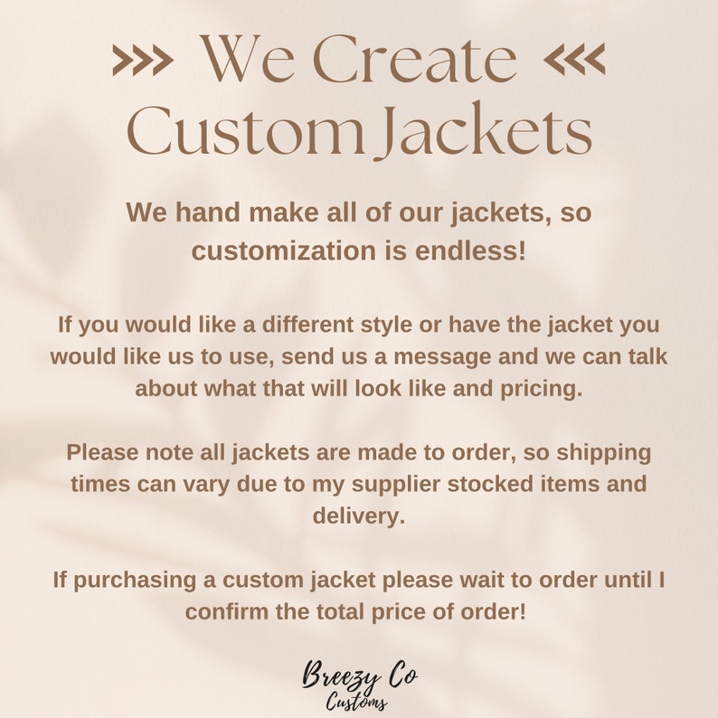 Pode incluir: Texto em fundo bege: "Criamos jaquetas personalizadas". O texto enfatiza a cria&ccedil;&atilde;o de jaquetas personalizadas, com personaliza&ccedil;&atilde;o infinita. O logotipo Breezy Co Customs est&aacute; na parte inferior.