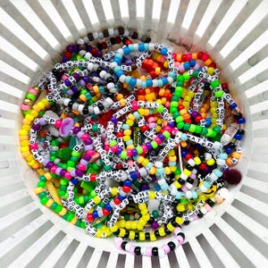 10 slumpmässigt ohängda Kandi-armband