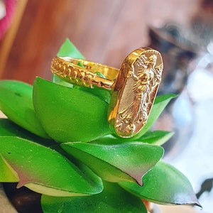 Handcrafted ring in gold-plated brass. Signet ring with engraving depicting Winged Victory. image 1