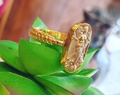 Anello artigianale in ottone bagnato d'oro. Anello sigillo con incisione raffigurante la Vittoria Alata.