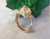 Handmade ring in brass bathed in gold. Ring with winged lion and Green Agate stone.