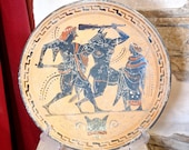 Riproduzione piatto a figure nere, diametro 25cm. Decorato con Teseo che uccide il Minotauro.