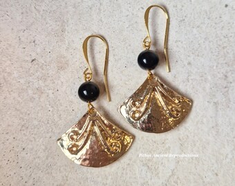 Antique style earrings with craftsmanship and onyx stone.