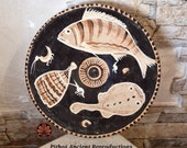 Riproduzione vaso piatto con pesci, ceramica greca. Diametro 21cm.