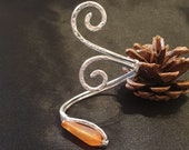 Bracciale in rame battuto bagnato in argento, con doppia spirale e pietra in corniola arancione
