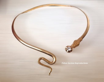 Snake necklace with white light point and craftsmanship. Nickel free.